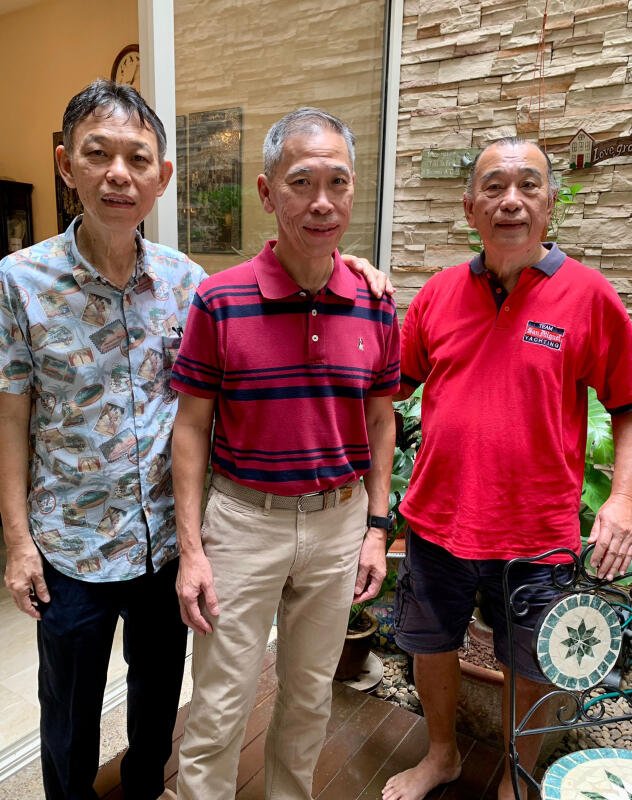 现年60岁的杨理查（图中）在若干年后终于与大哥黄明志（右）和哥哥黄吉姆（左）重逢。（海峡时报）