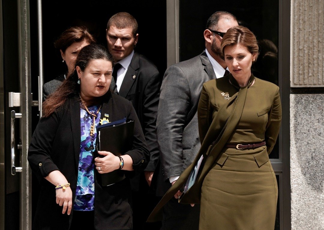 乌克兰第一夫人泽连斯卡（右）当地时间周一到华盛顿的美国国际开发署大楼出席会议后离开，在她旁边为乌克兰驻美国大使马尔卡罗娃。（图取自路透社）