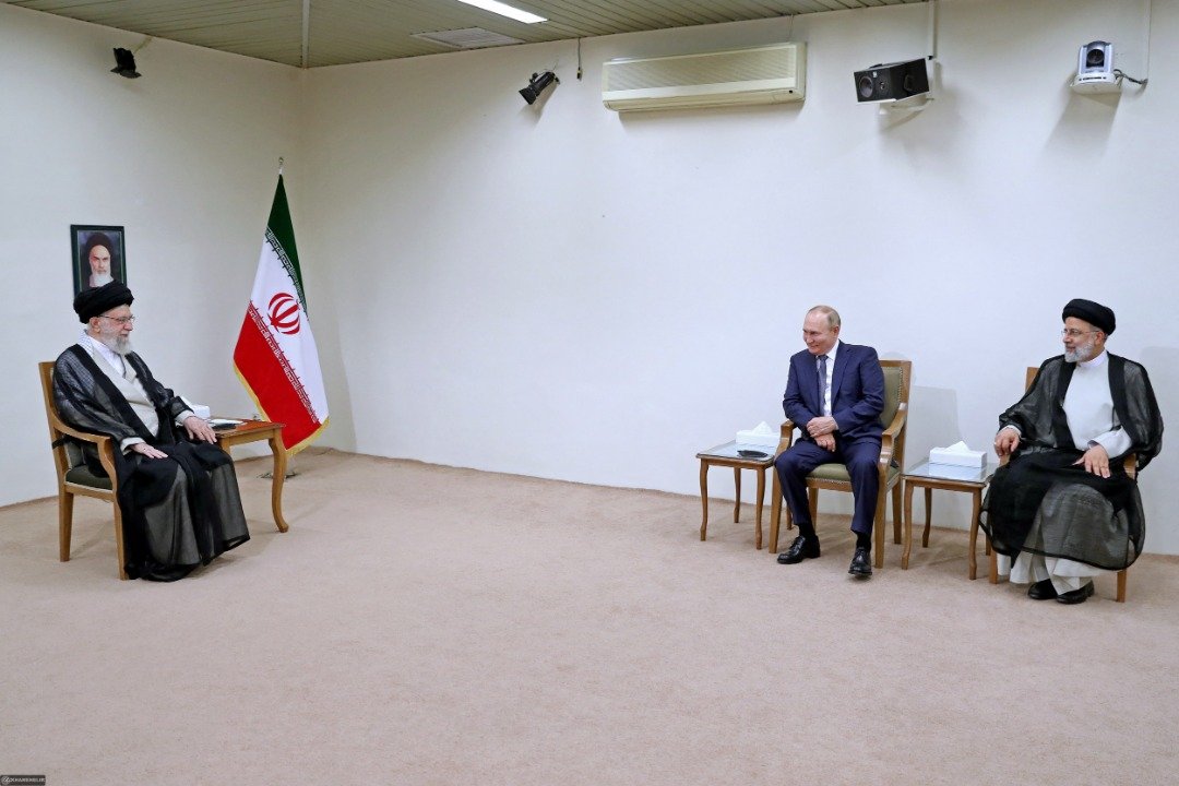 伊朗最高精神领袖哈梅内伊（左）当地时间周二在其极为简约的办公室，接待会见到访的俄罗斯总统普京（中），普京身边则是伊朗总统莱希。（图取自哈梅内伊办公室/法新社）