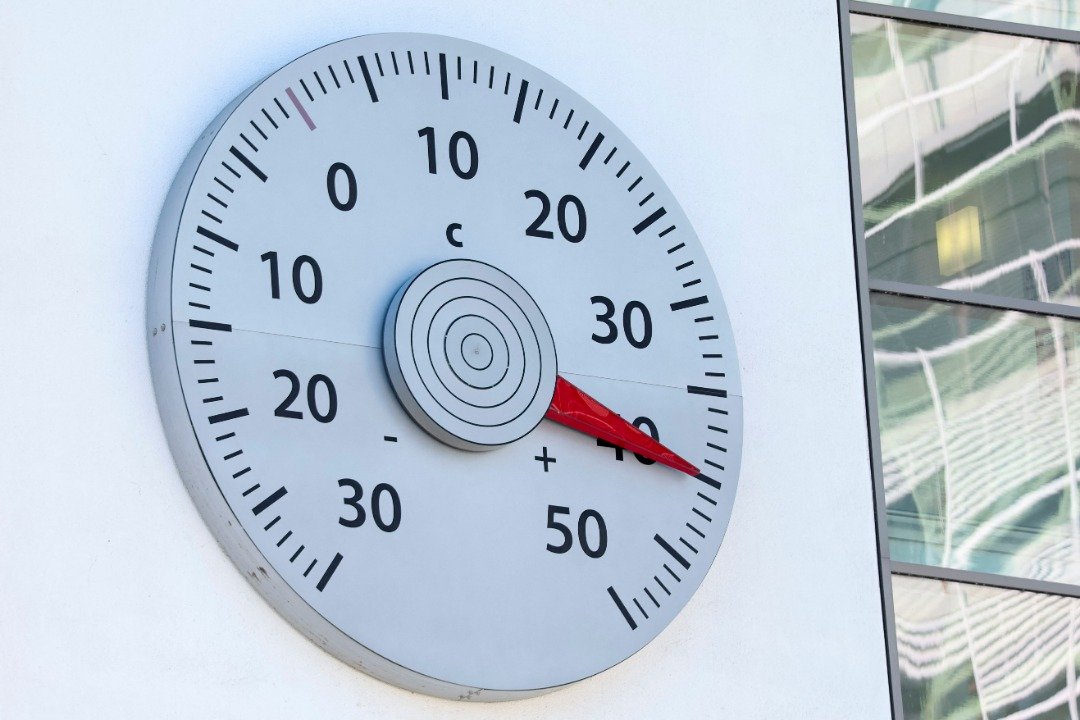 位于德国波恩的《联合国气候变化框架公约》（UNFCCC）组织总部外的温度计，在当地时间周二录得摄氏40度。（图取自路透社）