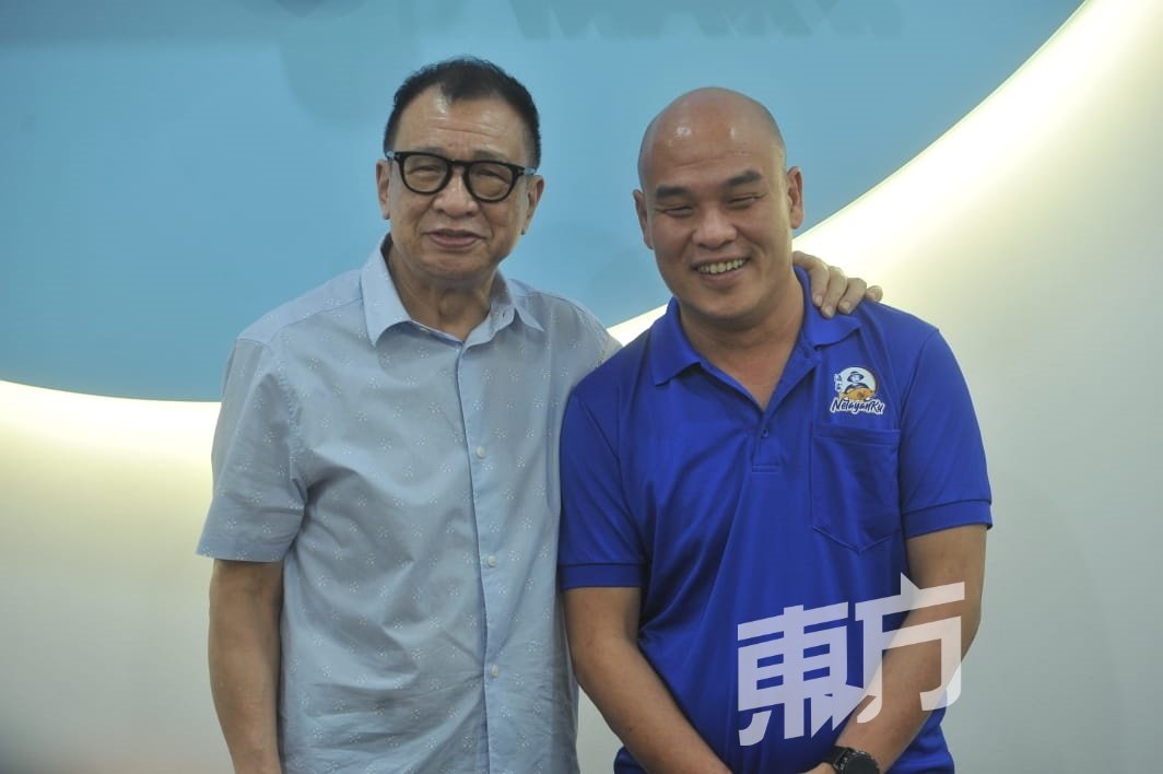 许绍雄与DTS创办人程晋强在新加坡结缘，之后更成为对方海产生意的代言人。