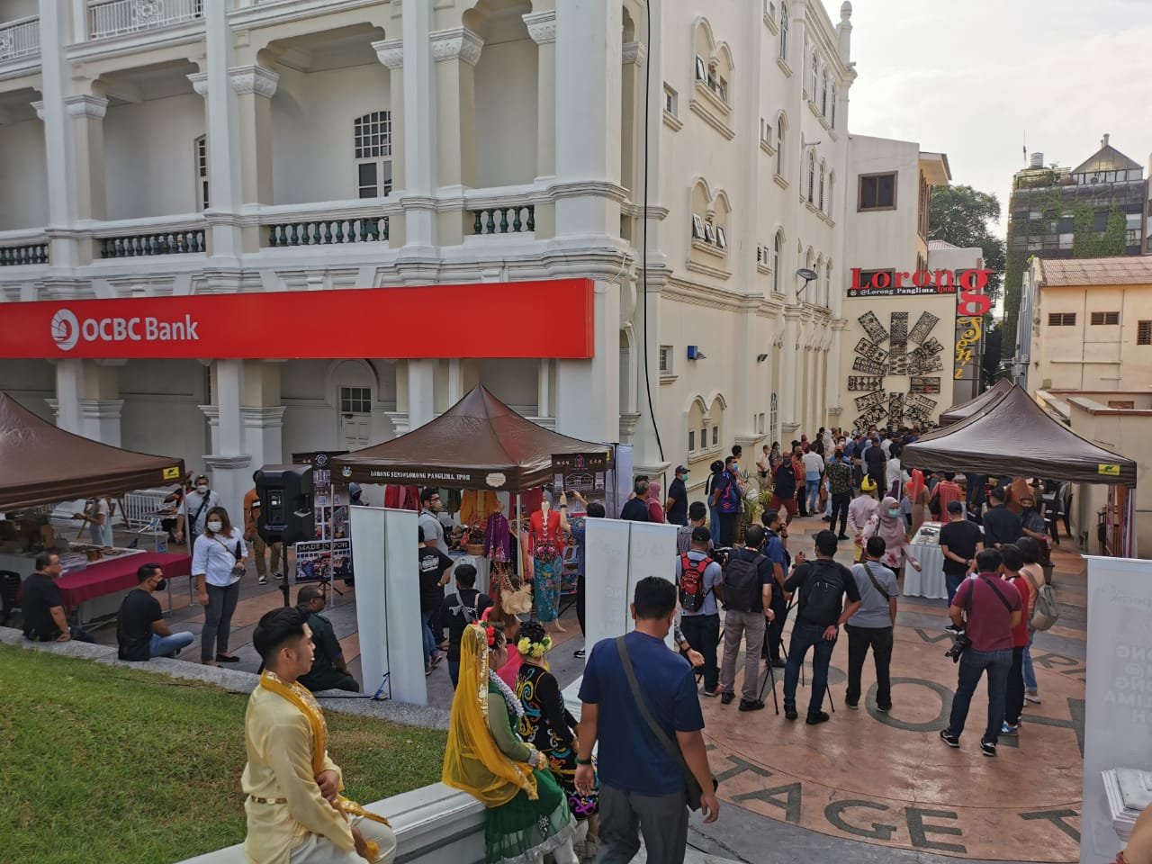“艺术巷”于每逢周六上午8时至中午1时开市，访客可到此与商家进行文化交流。