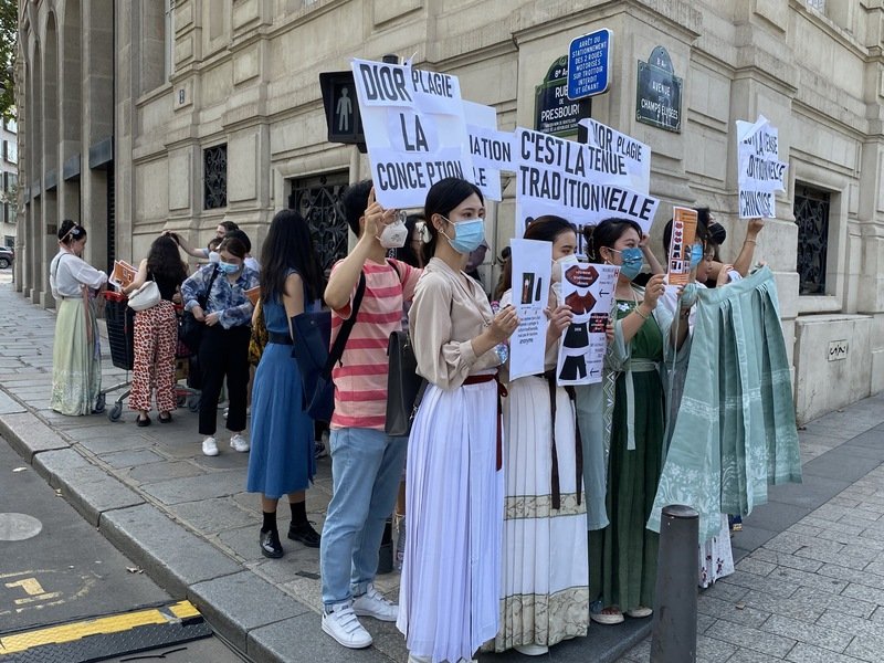 约50名巴黎中国留学生在香榭丽舍大道迪奥旗舰店旁合照，再到一旁小巷子抗议，不少人穿著汉服，高喊“迪奥，停止文化挪用”。（图取自中央社）