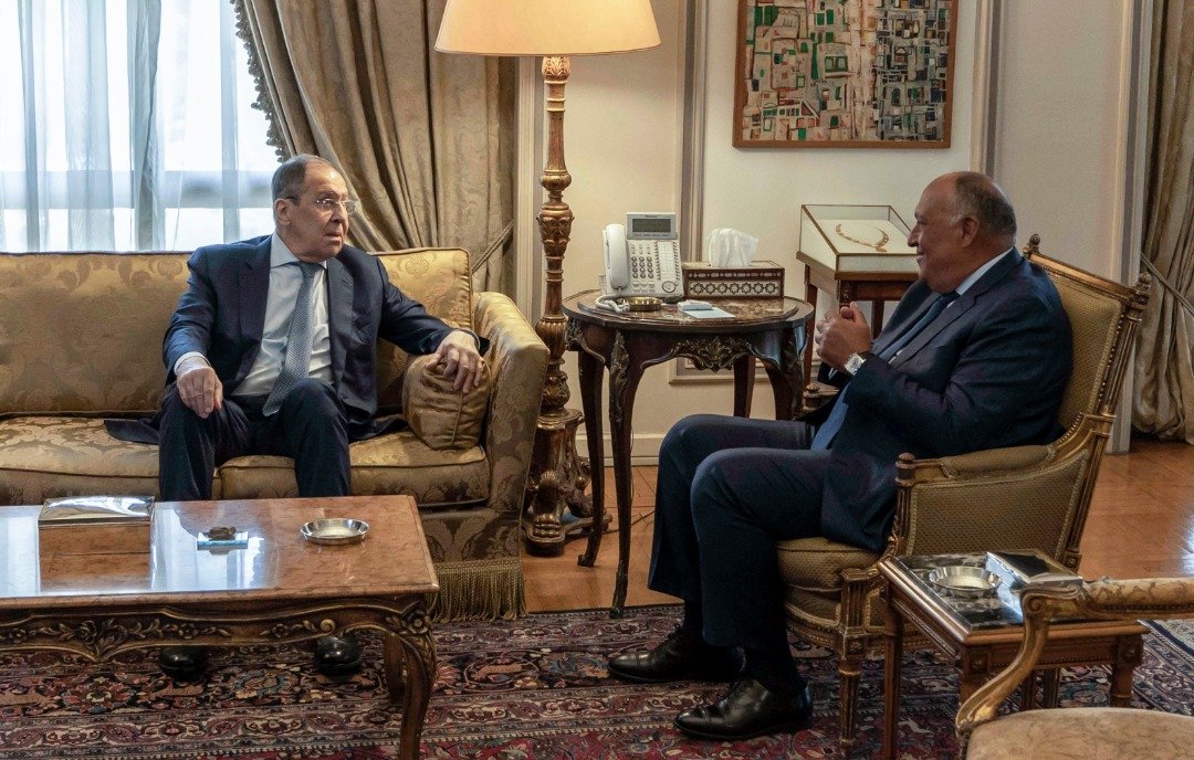 俄罗斯外长拉夫罗夫（左）造访开罗，并与埃及外长舒凯里会谈。（图取自法新社）