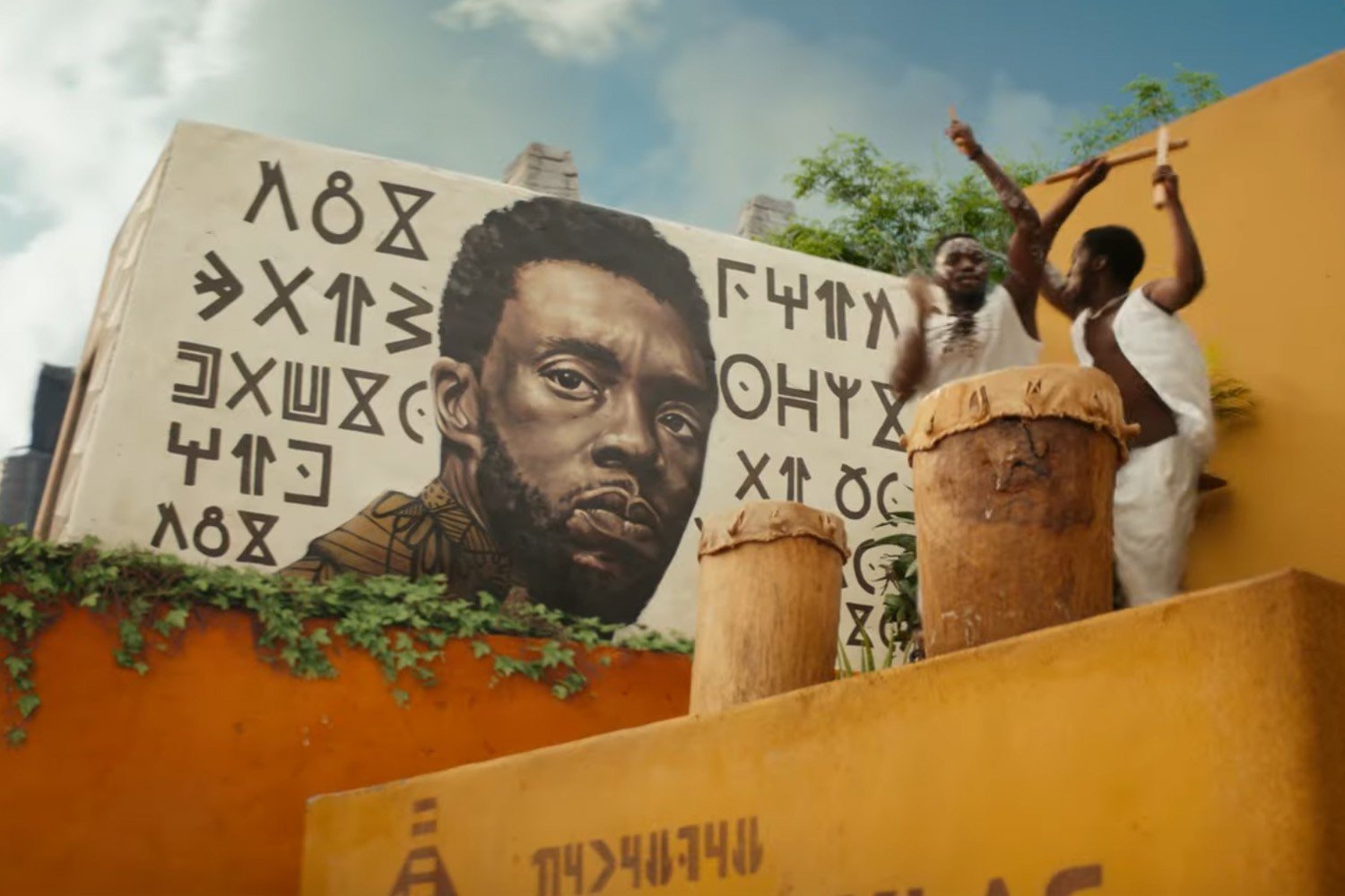 《黑豹2：瓦干达万岁》出现“黑豹”的墙面画像。