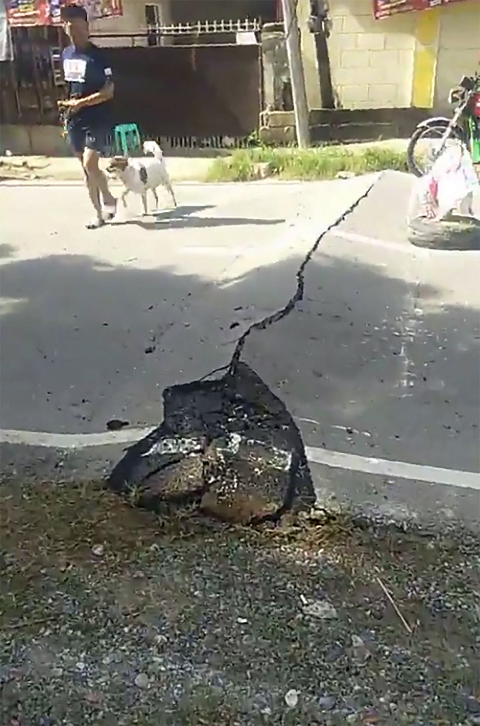 网民在面子书上分享的照片显示，班古德市的一条马路，在地震后出现裂缝凸起。（图取自CJ Ericson Garcia/法新社）