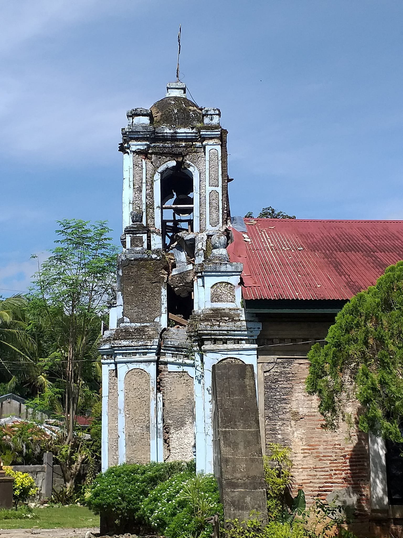 地震后，阿布拉省拉巴斯阿格利帕扬教堂的钟楼受损，出现裂缝并部分坍塌。（图取自Mc Greggy Cabaya/路透社）