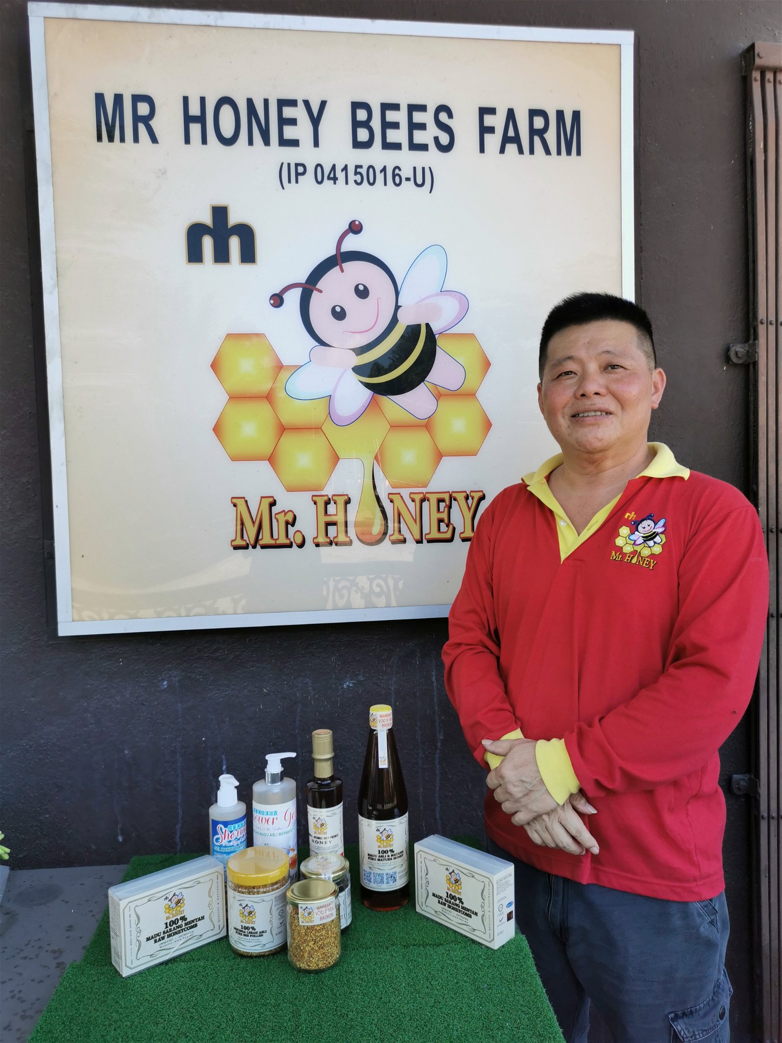 余清泰在霹雳州曼绒拥有4家养蜂园，养殖超过600个蜂箱，为其带来蜂蜜、蜂王浆、花粉及蜂胶等收成。