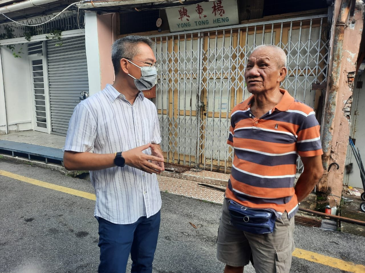 姚运有（右）告知马六甲市区国会议员邱培栋，他与死者认识多年。