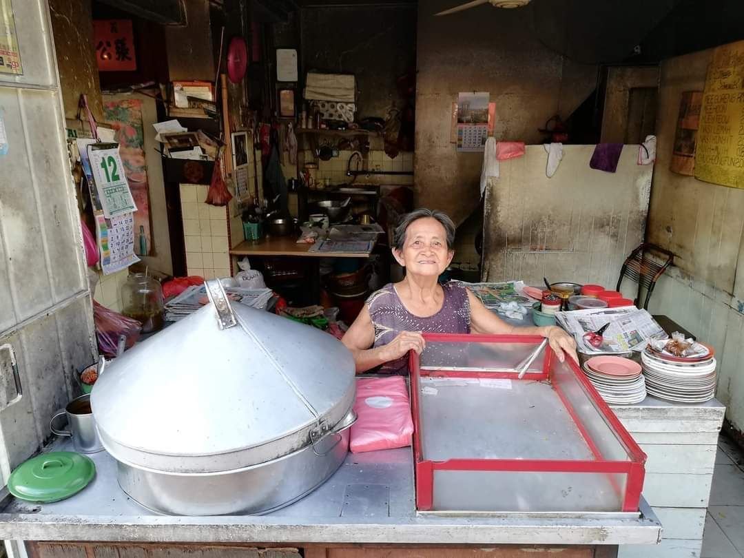 许金凤在马六甲老街贩售自制传统美食五十载，是不少甲州民众的集体回忆。（照片取自网络）