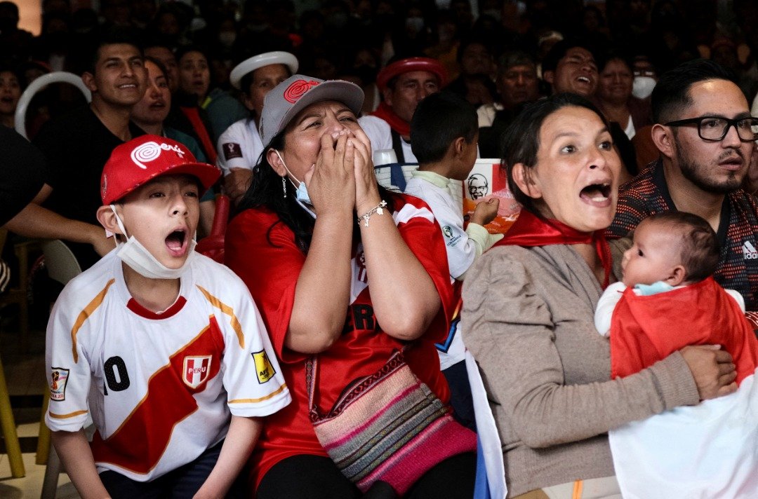 秘鲁球迷们在观看秘鲁队与澳洲队，争取世界杯决赛席位时七情上脸。（图取自路透社）