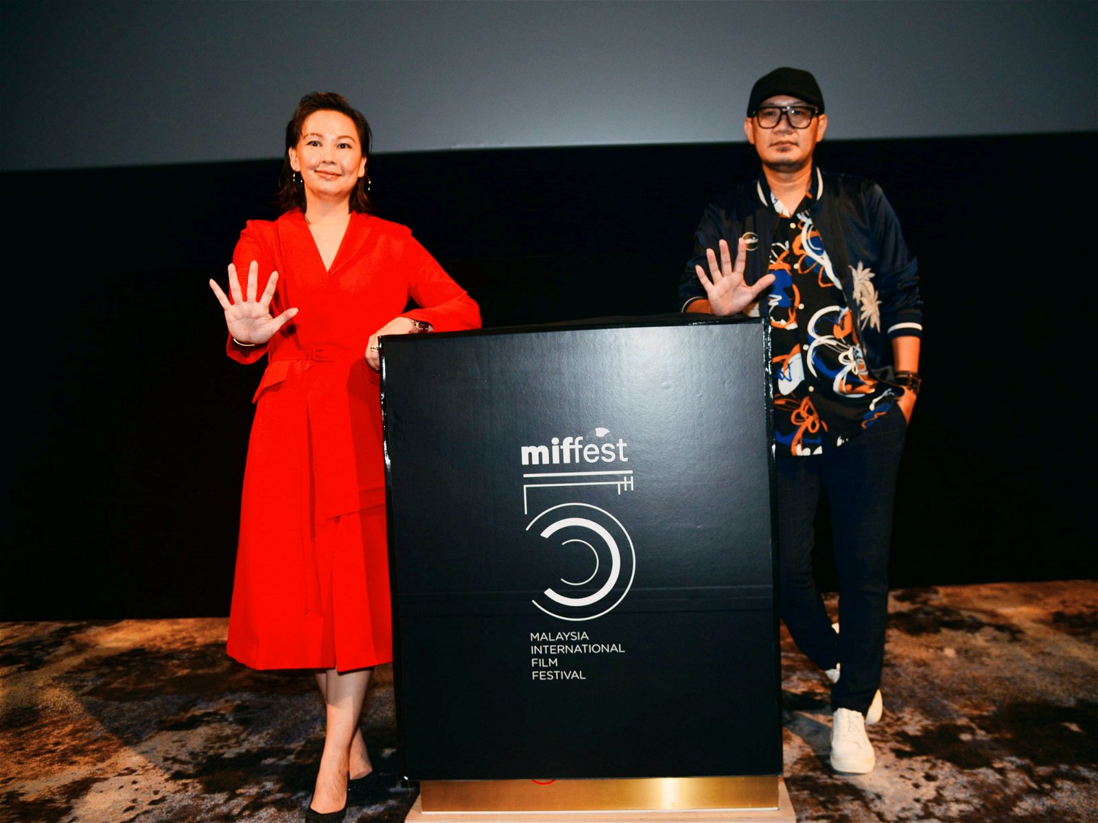 《马来西亚国际电影节》暨《金环奖》主席吴佩玲及评审之一的张吉安。