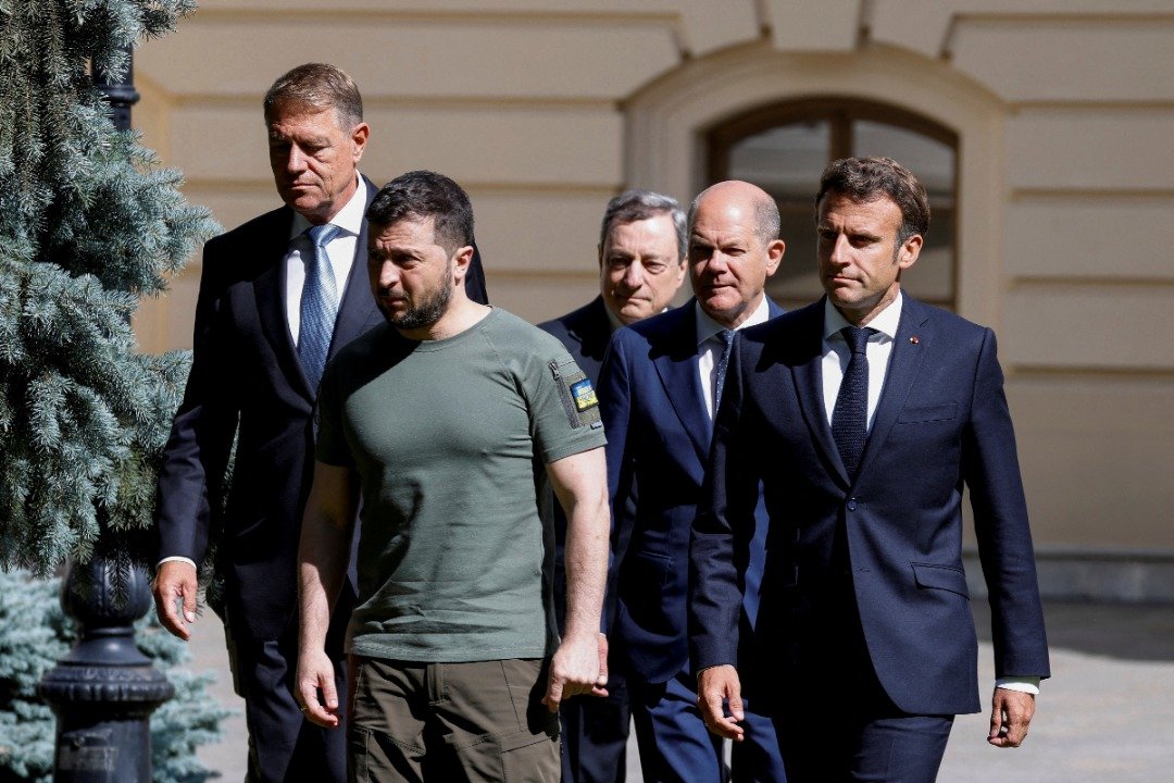 罗马尼亚总统约翰尼斯（左起）、乌克兰总统泽连斯基、意大利总理德拉吉、德国总理肖尔茨以及法国总统马克龙周四在基辅会面后前往联席记者会。（图取自路透社）