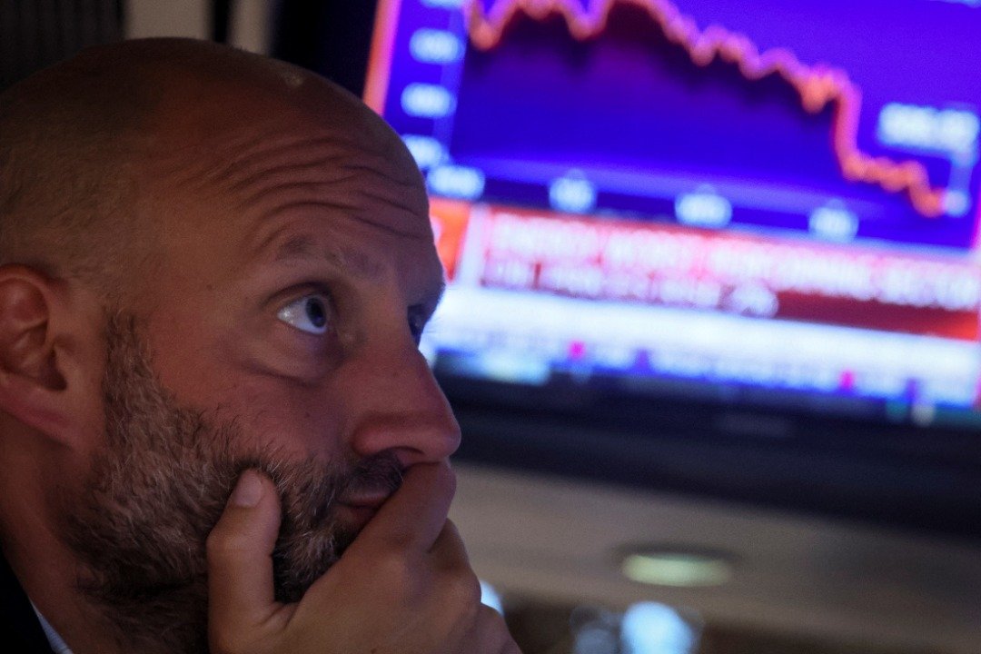 纽约证券交易所的交易员当地时间周四，面带忧虑地看著电子屏幕上的指数。（图取自路透社）