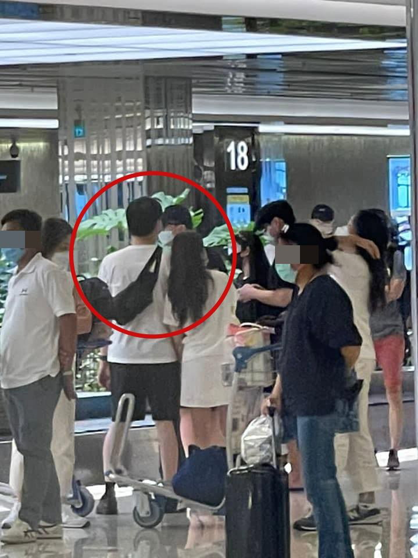 女子在机场撞见丈夫与一名白衣女子牵手走出机场。（图取自网络）
