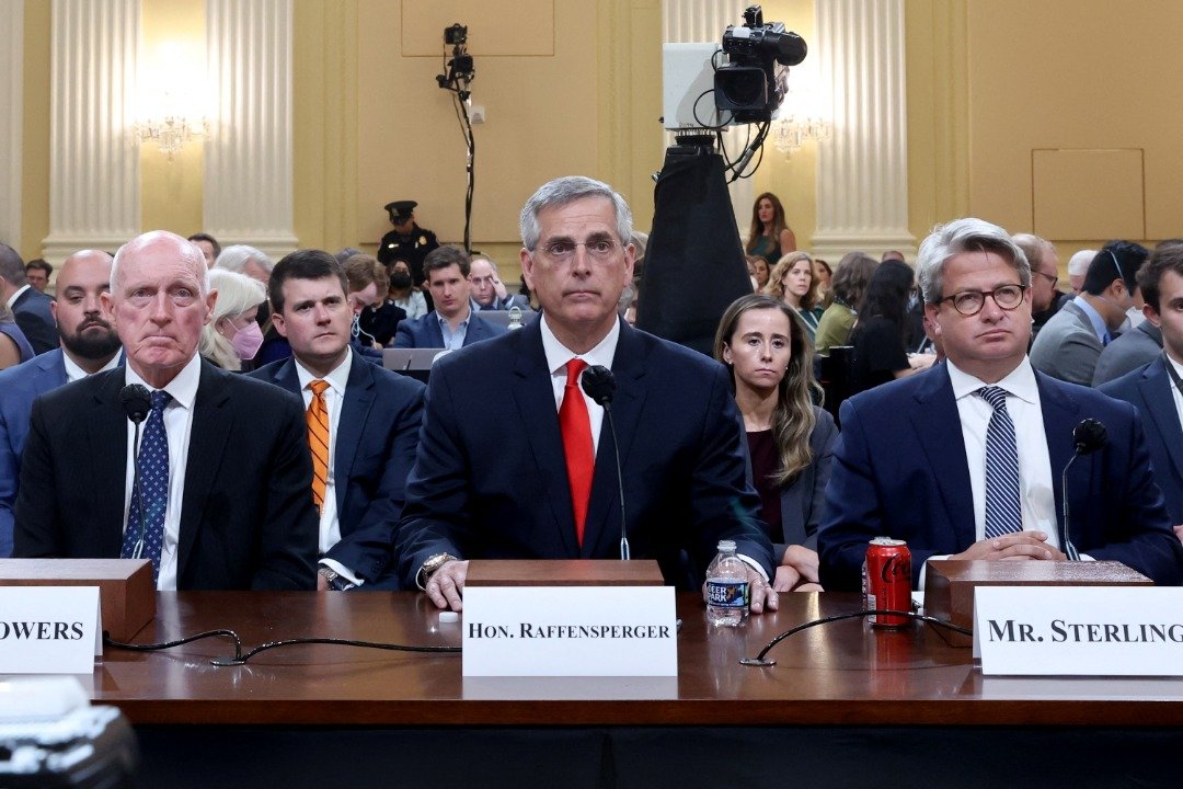 亚利桑那州州众议院议长鲍尔斯（左起）、佐治亚州州务卿拉芬斯伯格，以及佐治亚州州务卿办公室首席运营员斯特林出席听证会，讲述前总统特朗普和其支持者如何施压，要求推翻总统大选结果。（图取自路透社）