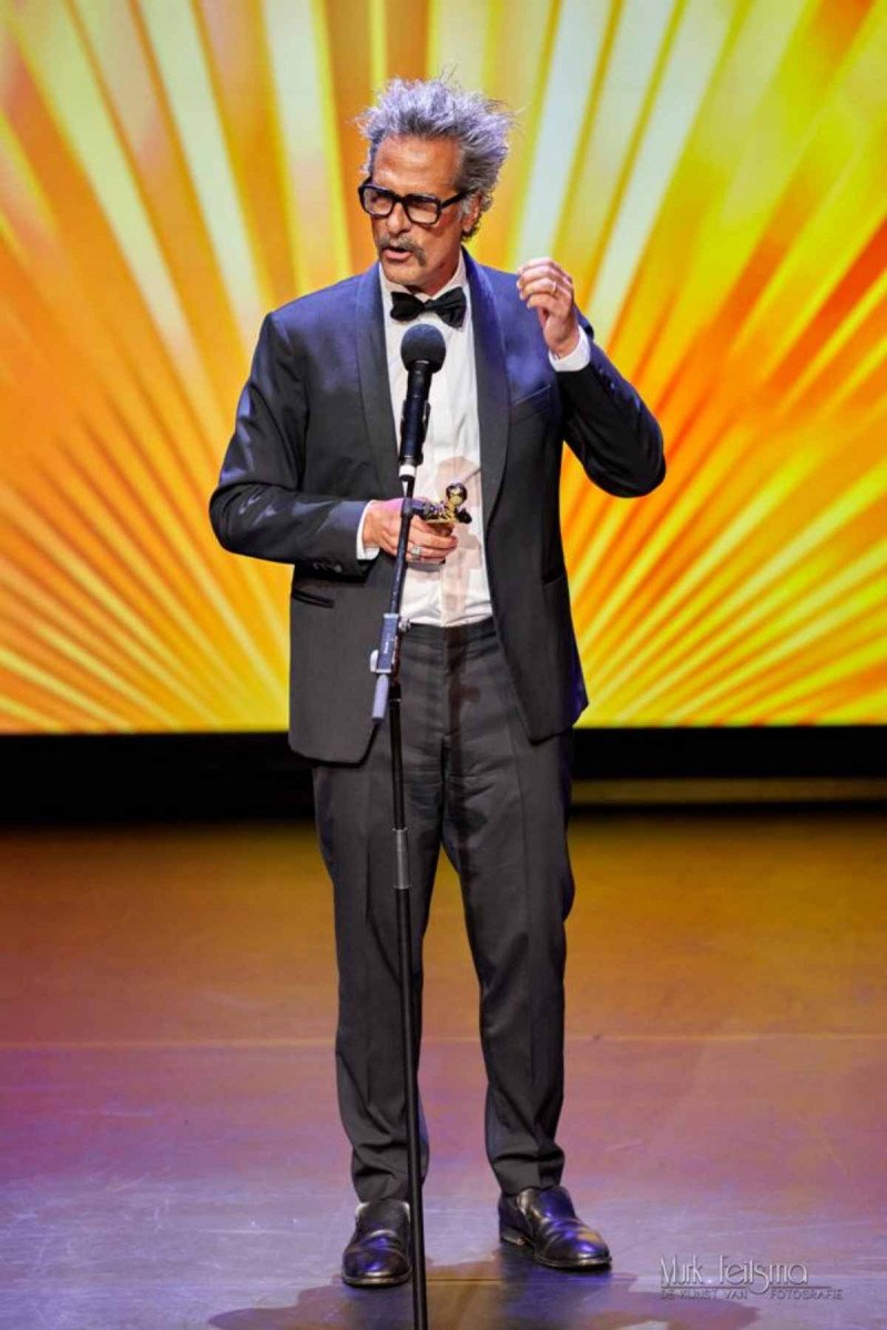 麦可豪兹曼荣获荷兰阿姆斯特丹电影节最佳导演奖，何超仪心情平复后才公布获奖消息。
