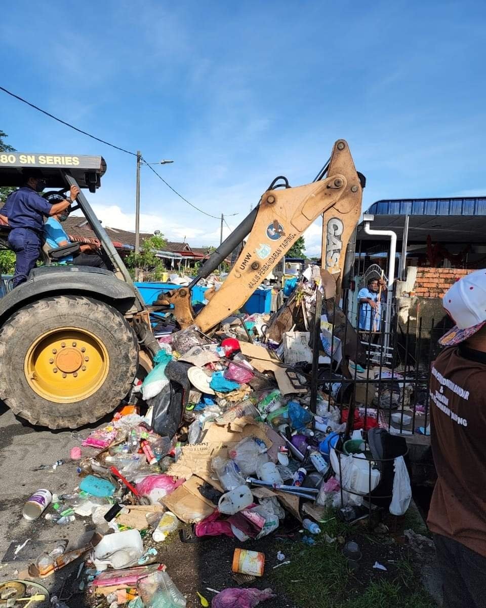太平金地园一名独居男子的住家垃圾堆积如山，太平市议会接获投诉后出动挖掘机清理。（取自太平市议会面书）