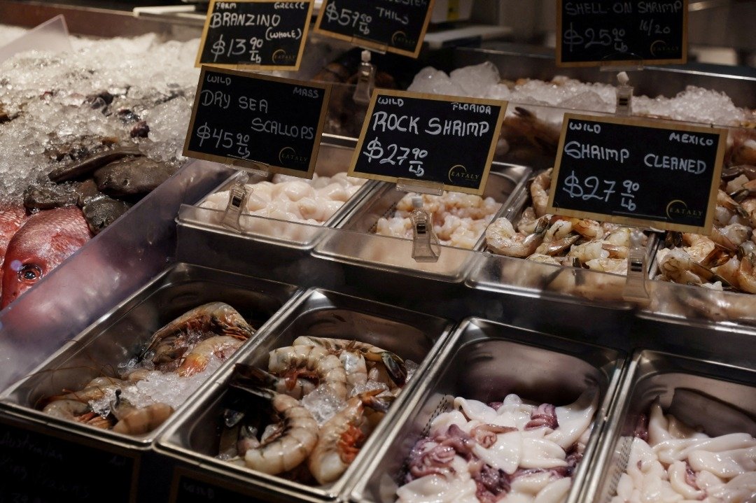 随著通胀上升影响美国纽约市的消费价格，本月15日在超市里海鲜的标价。（图取自路透社档案照）