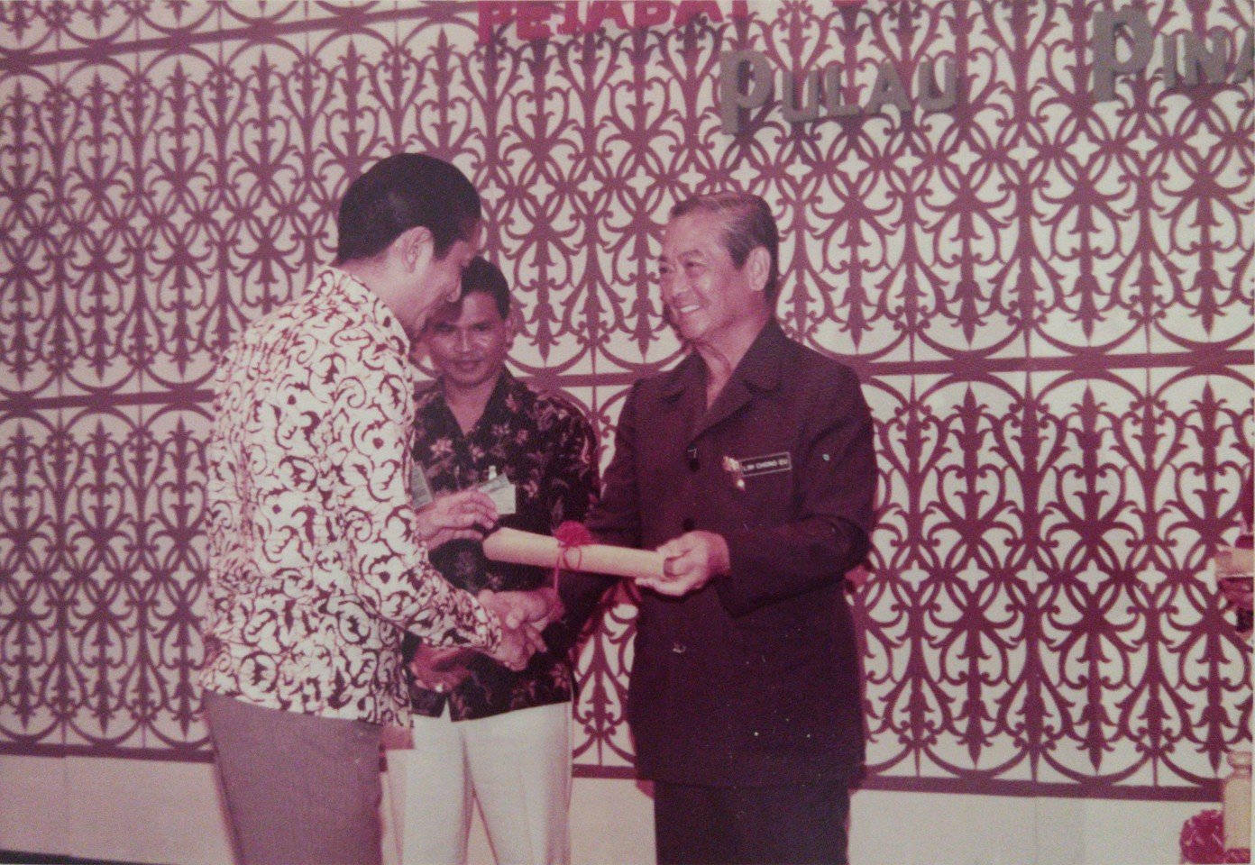 汪心武从时任首席部长敦林苍佑（右）手中接获感谢状。（照片由汪心武提供）