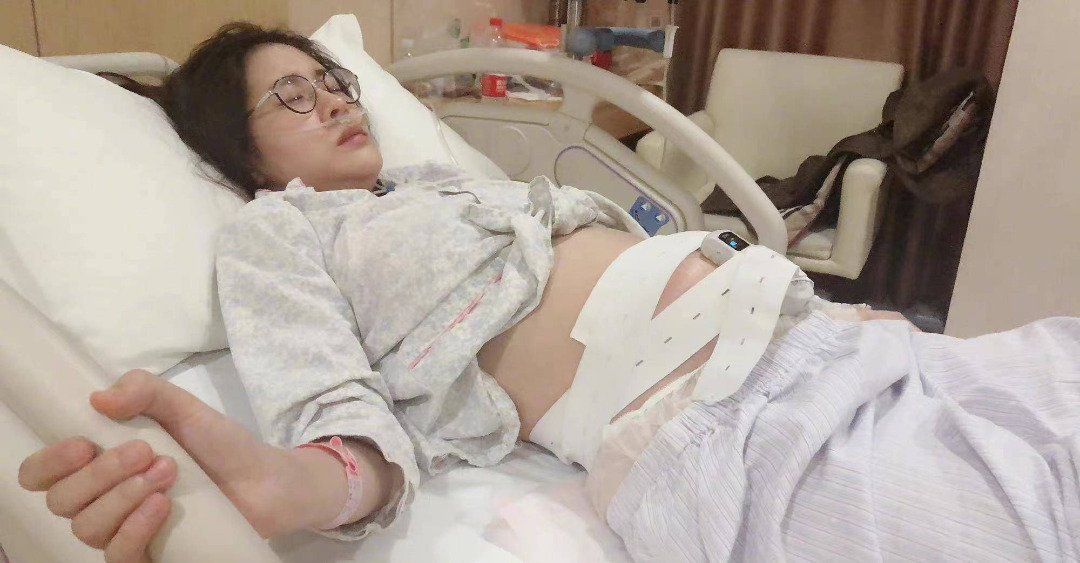 张碧晨早前被爆出疑找代孕，其友人晒出她产后在医院的照片辟谣。