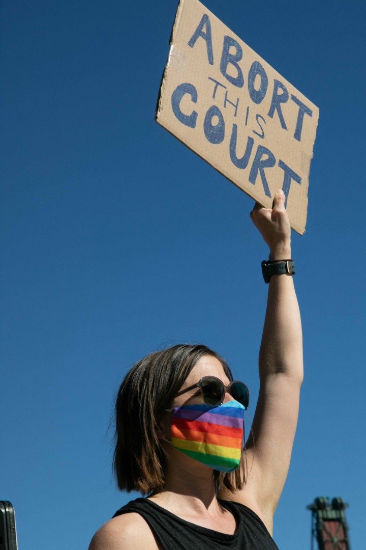 在俄勒冈州的波特兰，有维护堕胎权的示威者者手持“打掉这个（最高）法院”的标语。（图取自法新社）