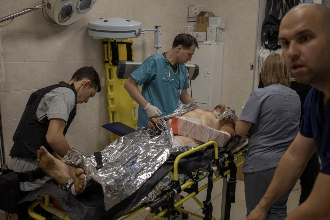 在乌克兰顿涅茨克的克拉马托尔斯克的医院内，医护人员周二在抢救一名来自斯洛文斯克，因俄军炮击受伤的男子。（图取自路透社）