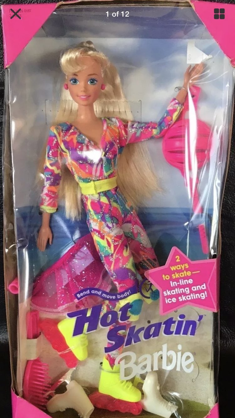 事实上，曝光的片场照中，主角身上的服饰是致敬 90 年代推出的“Hot Skatin”芭比娃娃。