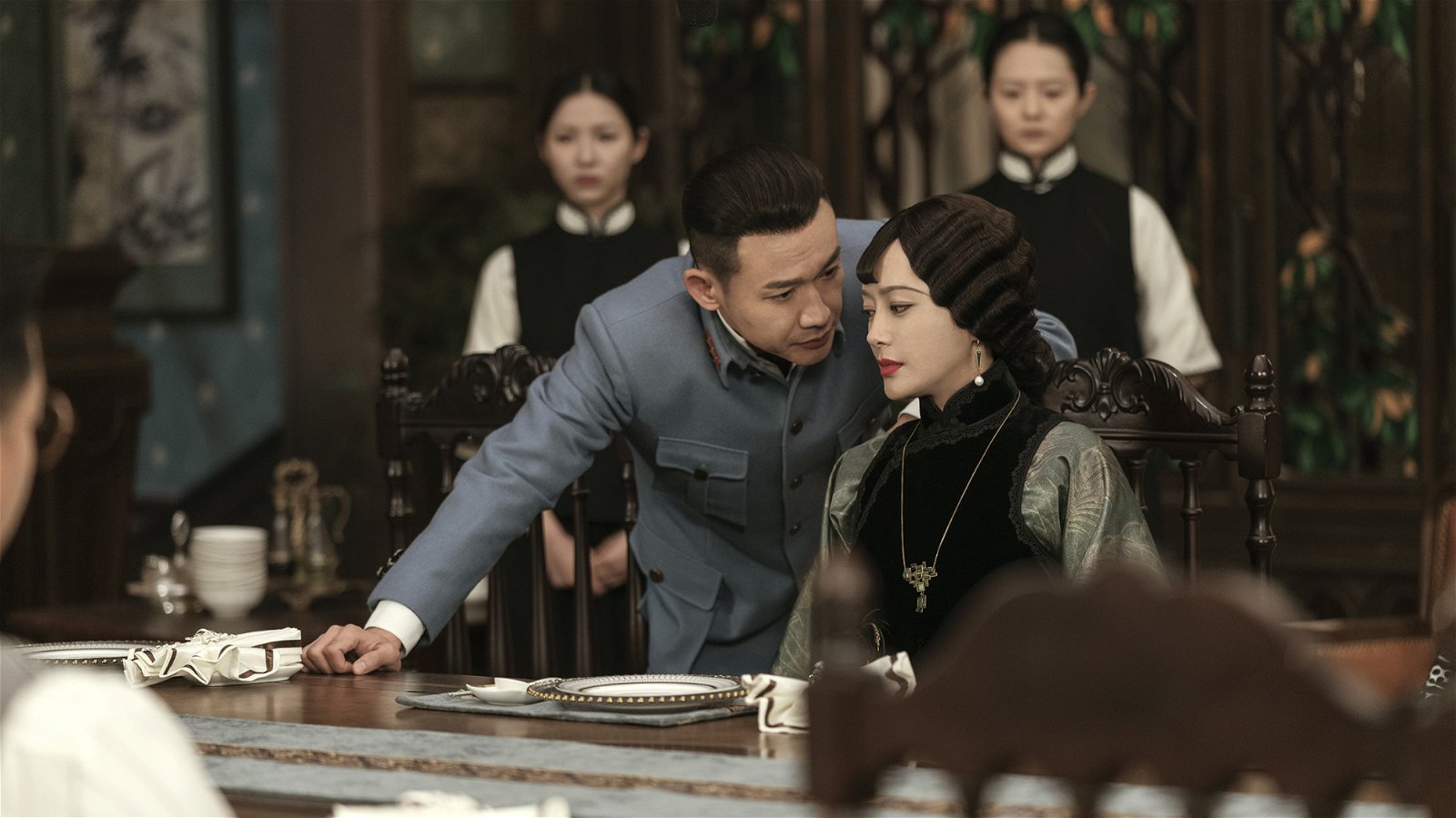 秦岚饰演的易家大小姐与聂远饰演的席维安是被家族安排的婚姻，两人上演先婚后爱的戏码。