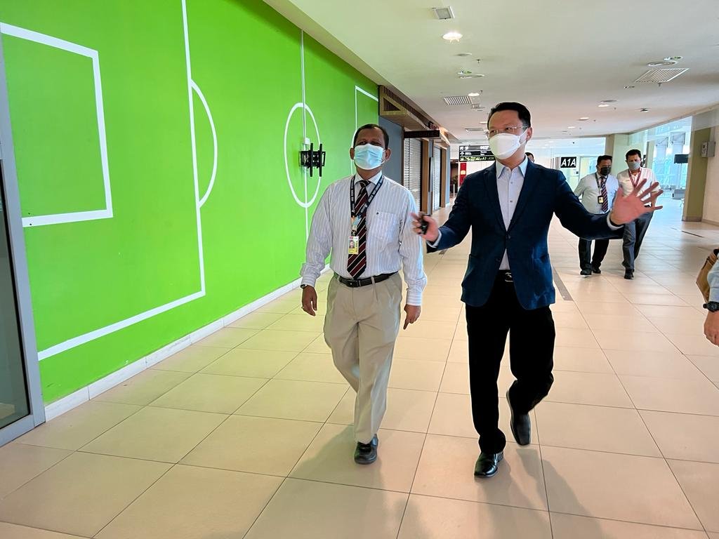 杨顺兴（右起）与槟城国际机场高级经理莫哈末纳金部署槟机场迎接新加坡VTL乘客事宜。