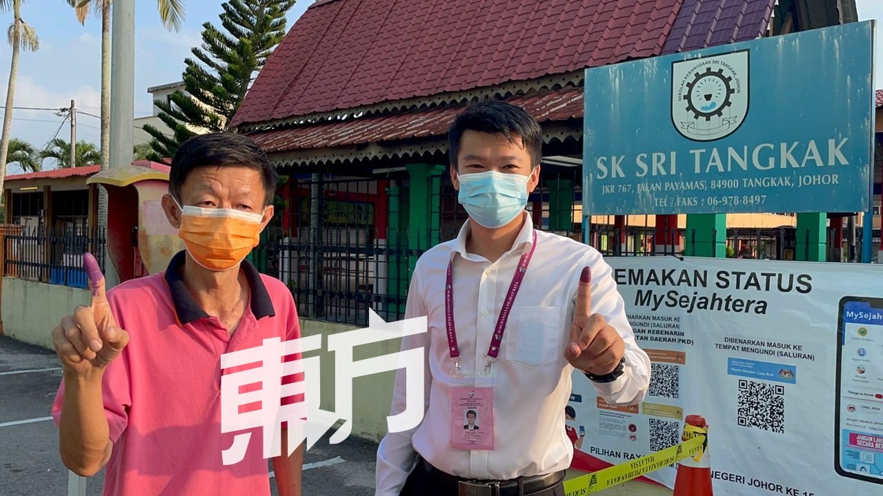 国阵马华东甲候选人王祺翔（右起）与王志祥一同履行选民责任。