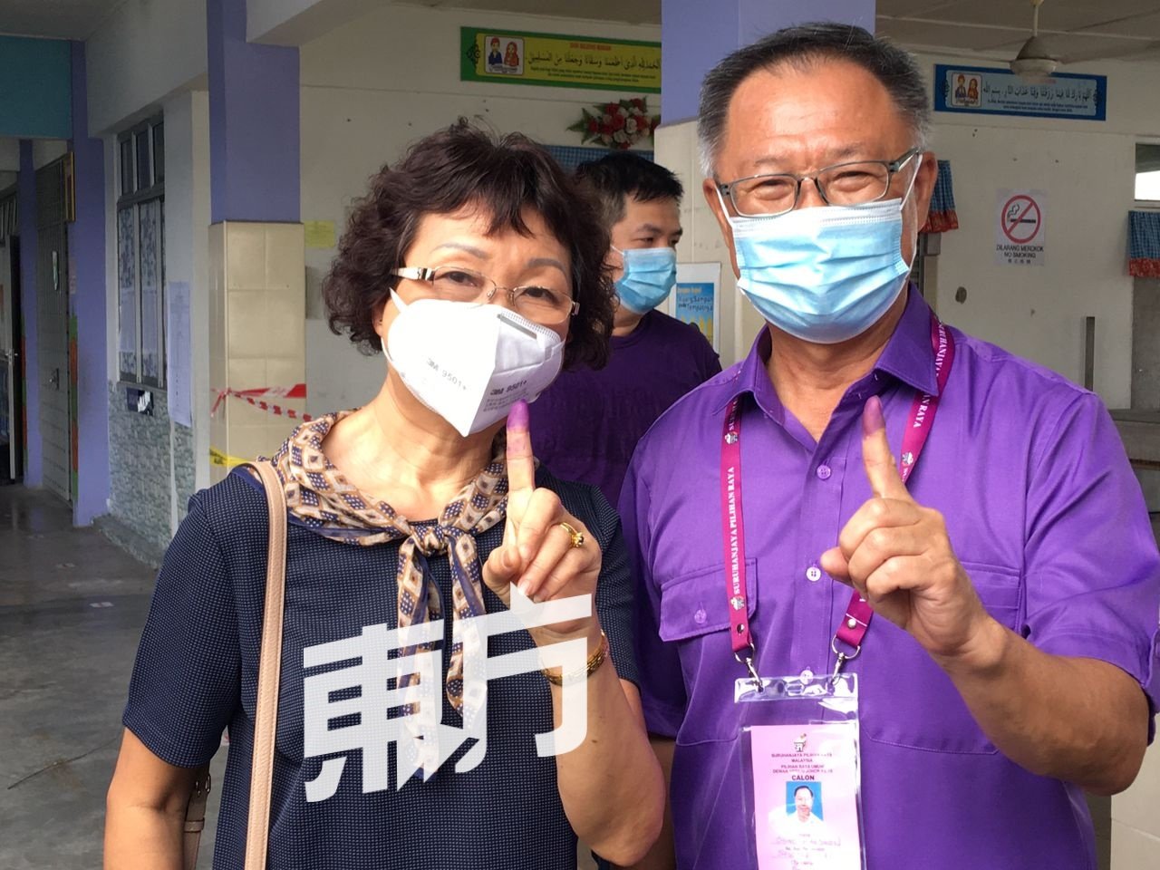 全民党优景镇候选人锺少云（右）与妻子蔡永香（67岁）完成投票。