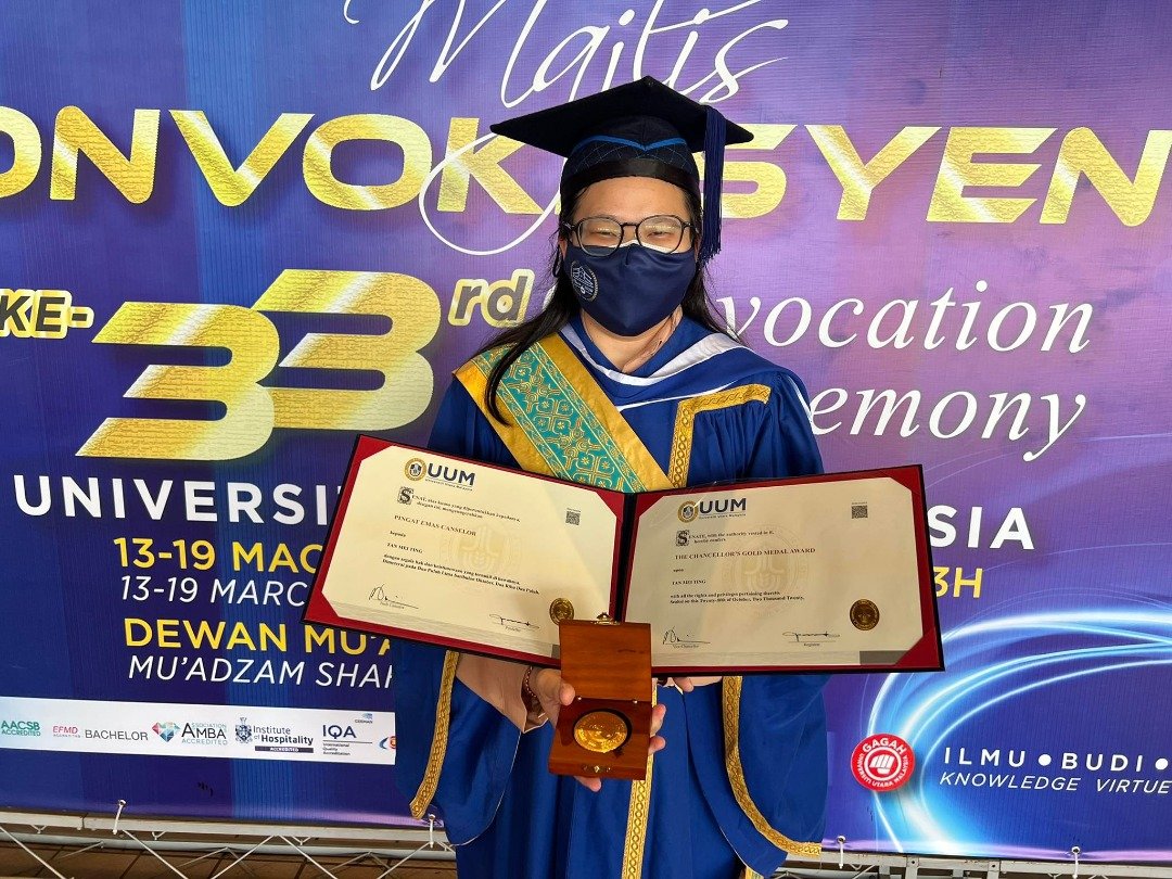 陈美廷等了2年终于如愿参与毕业典礼，并展示所获得的北大校长金牌奖。