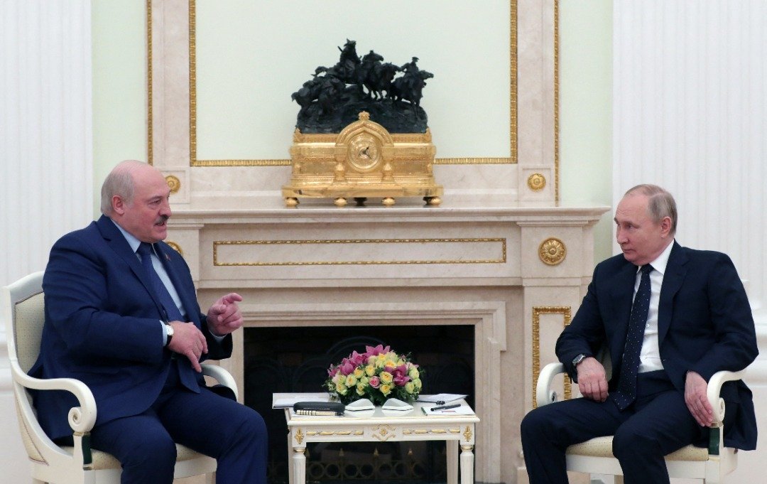 俄罗斯总统普京（右）上周五在克里姆林宫，与白罗斯总统卢卡申科会面。自俄乌战事开打以来，白罗斯一直坚定支持俄罗斯，被欧美指责为普京帮凶。（图取自俄罗斯卫星通讯社/法新社）
