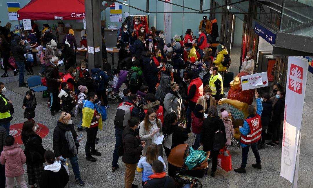 在德国南部慕尼黑火车总站的接待大厅，志愿者们当地时间周六帮助抵达的乌克兰难民。（图取自法新社）