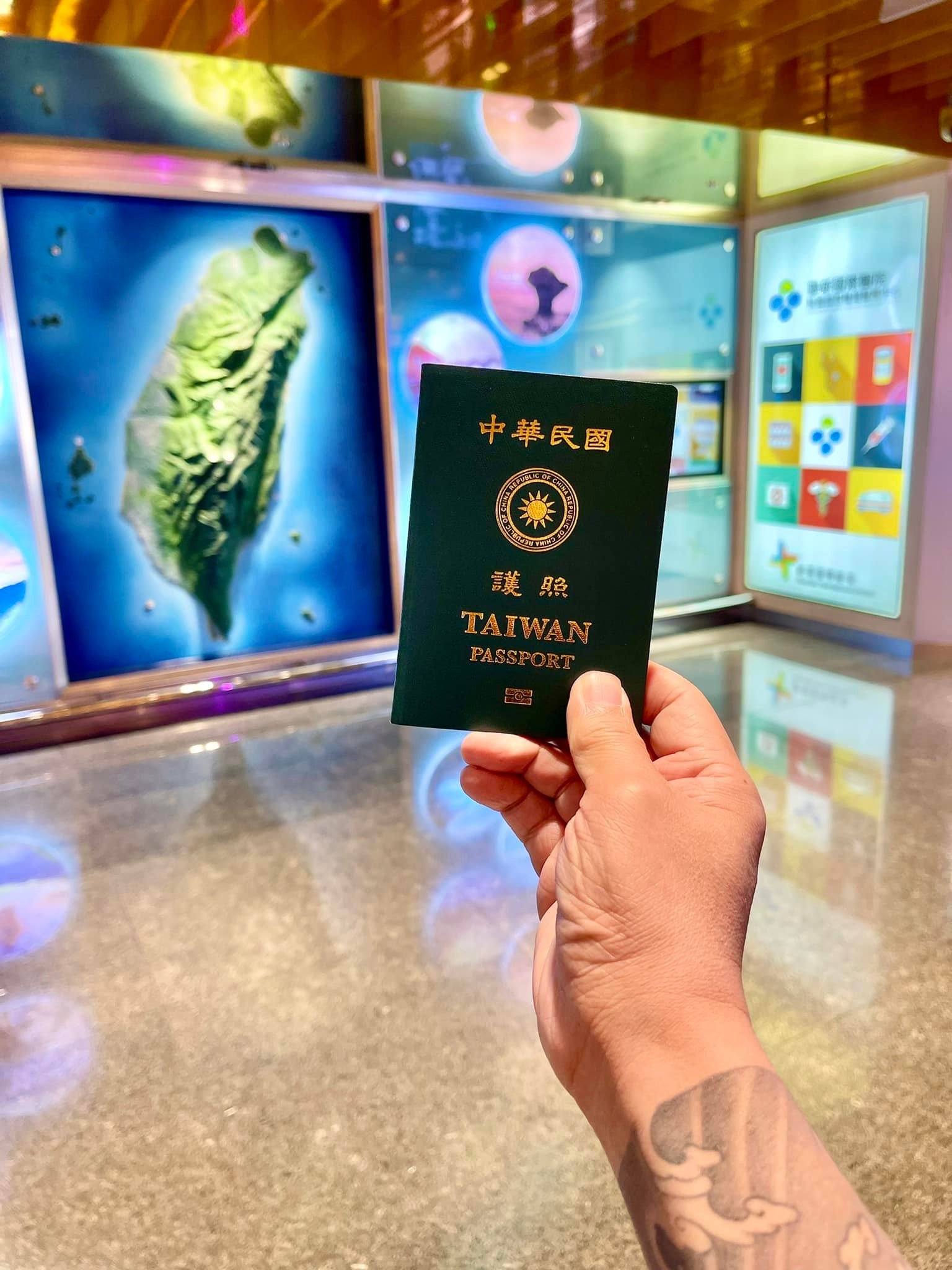 杜汶泽近期飞到英国工作，并晒出了此前取得的台湾护照。