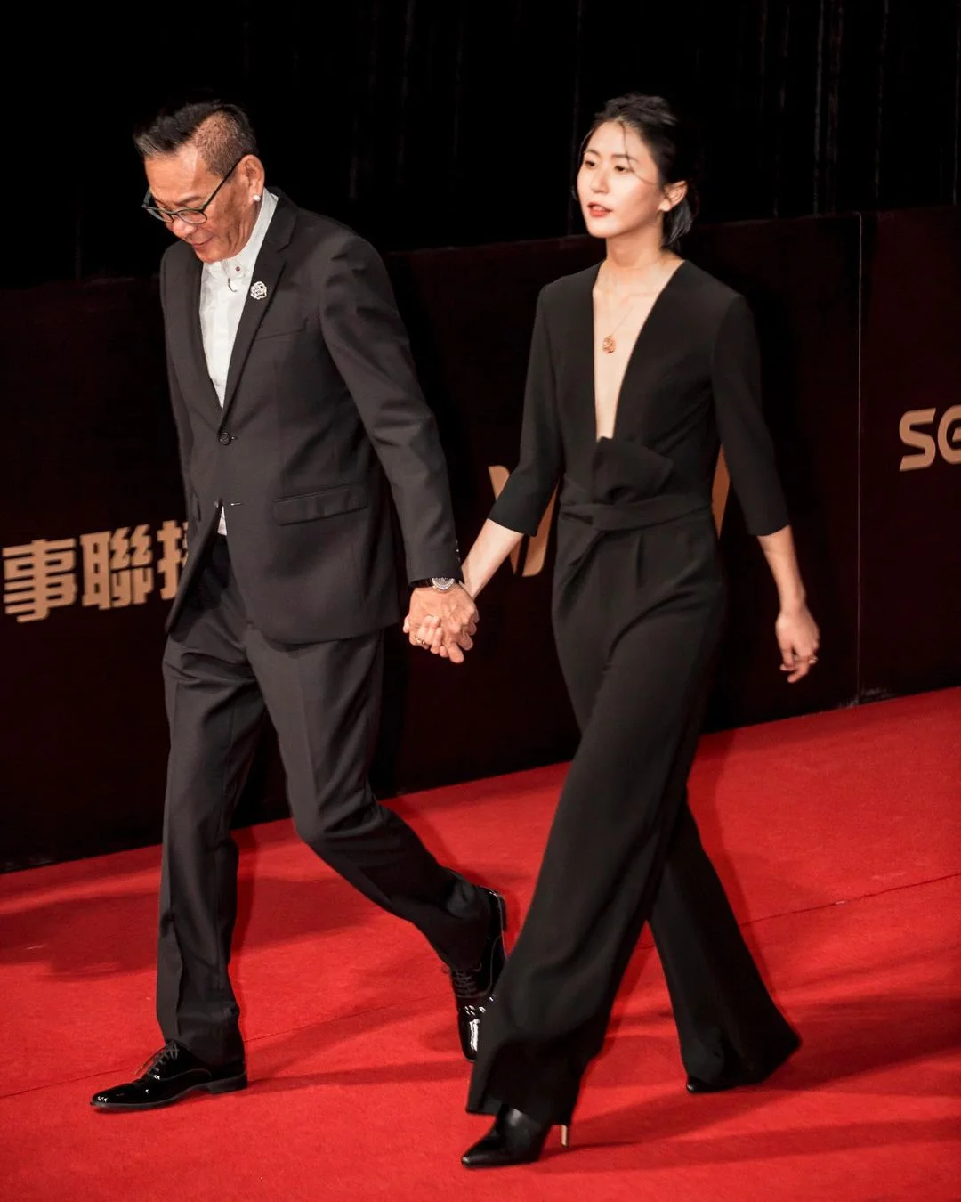 过去，龙劭华在入围金钟奖时，曾牵著女儿陈璇走红毯，说女儿是他的幸运物。