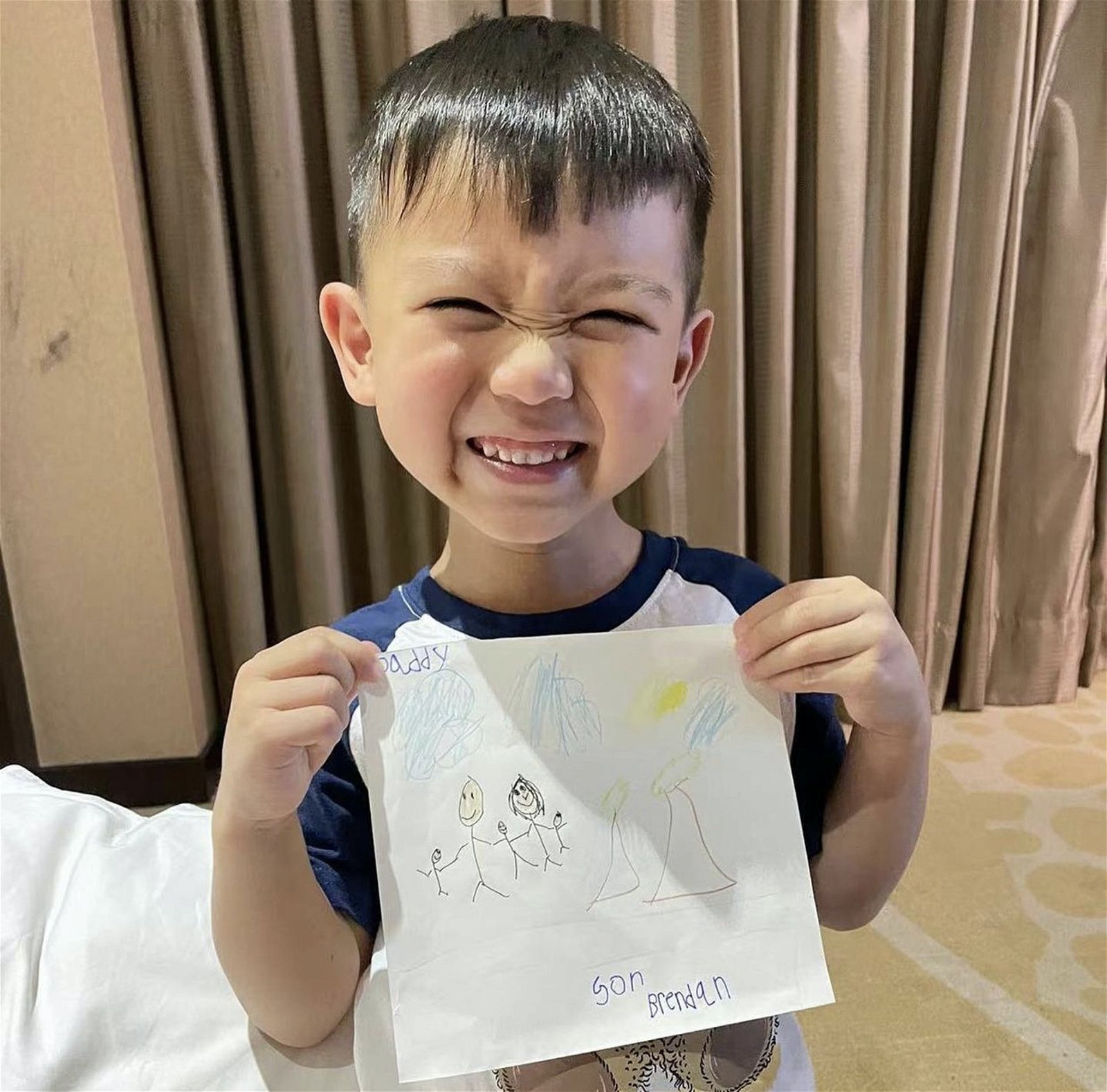 大儿子李奕霆画了全家福。