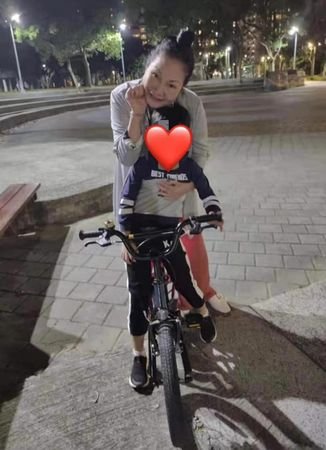 徐妈16日晚间在面子书晒出带著孙子到公园学骑脚踏车的照片。
