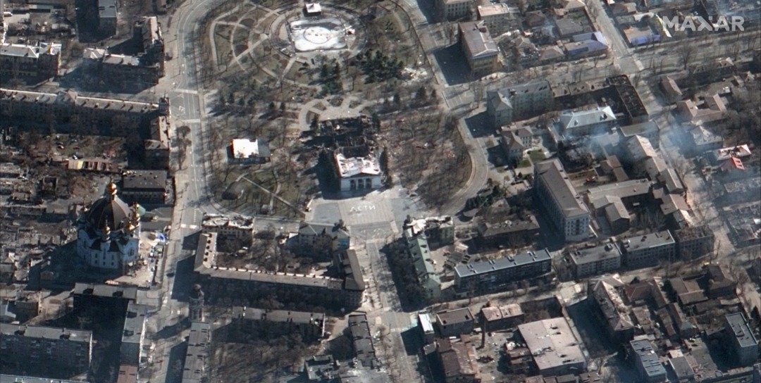 美国卫星公司Maxar当地时间周六发布最新卫星照片，显示遭俄军炸毁后的剧院现场状况。（图取自法新社）