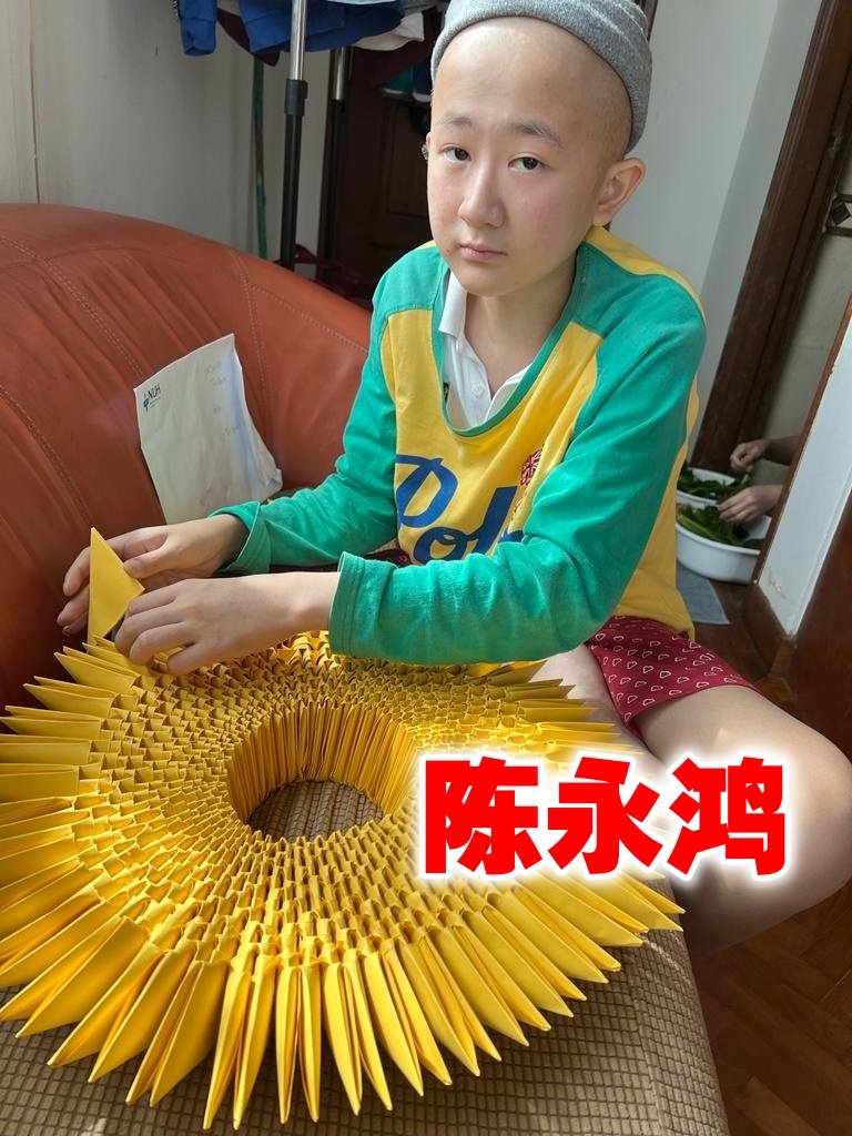 陈永鸿喜欢折纸，治疗期间在医院折纸消磨时间。
