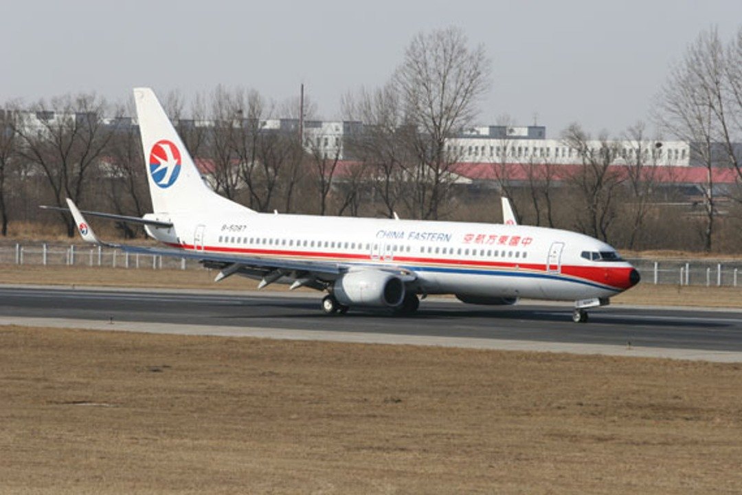 东航波音737－800型客机。（图取自新浪网）