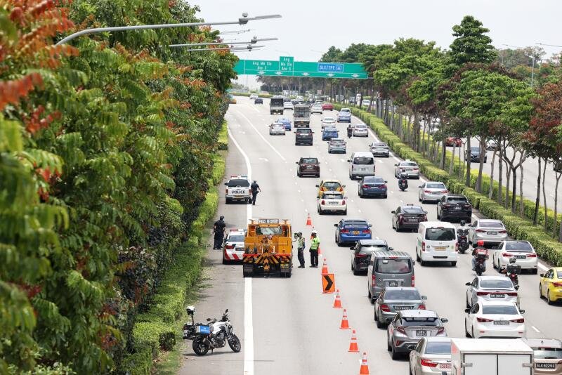 警方关闭新加坡中央快速公路的左边车道，导致交通一度阻塞。