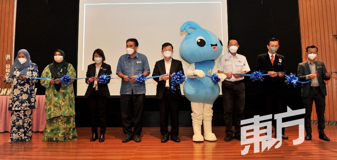 陈美玲（左3起）、杰瑟尼、曹观友、陈艺荣等人，为“学校节省用水”计划进行剪彩仪式。
