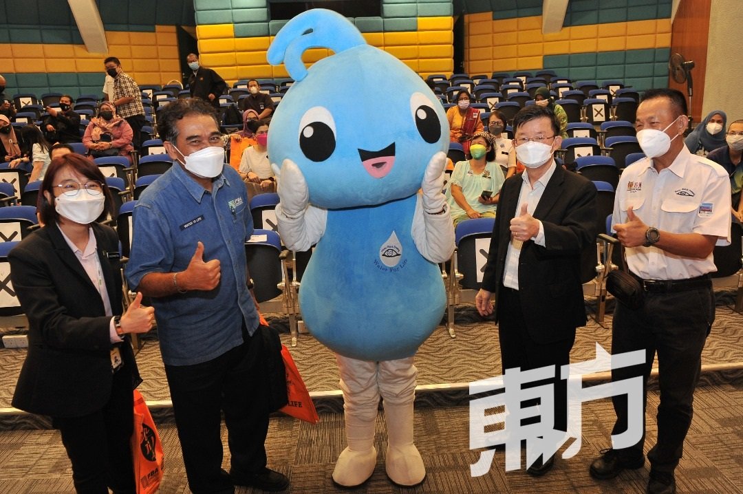 陈美玲（左2）、杰瑟尼、曹观友、及陈艺荣，与槟州水源监督组织吉祥物一起挺起大拇指，对“学校节省用水”计划赞好。