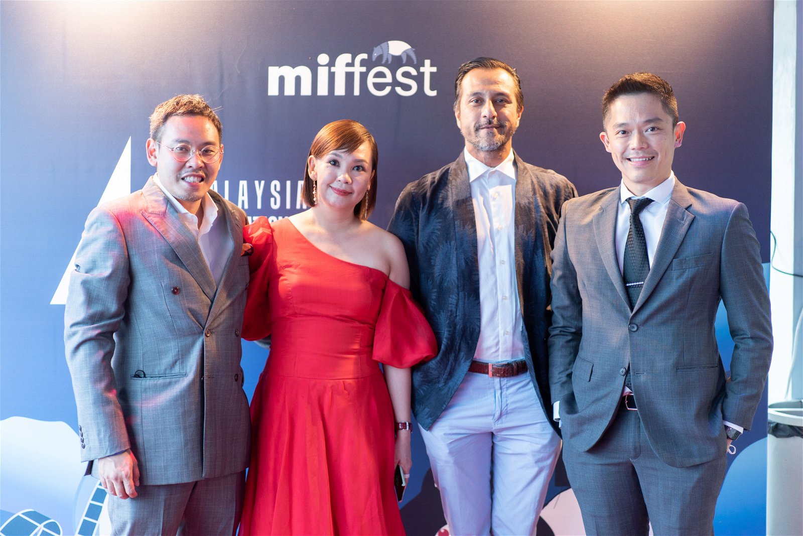 郑建国（左四）自编自导、监制的《The Assiatant》入围意大利远东电影节，左二为马来西亚国际电影节主席吴佩玲。