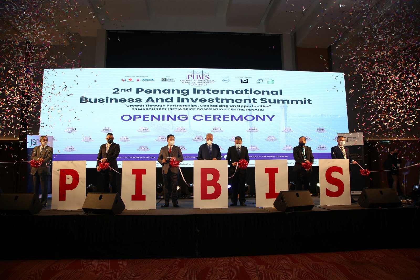 第二届槟城国际商业与投资峰会是由国际战略研究院（ISI）主办；马来西亚一带一路总商会协办；华总为支持单位。