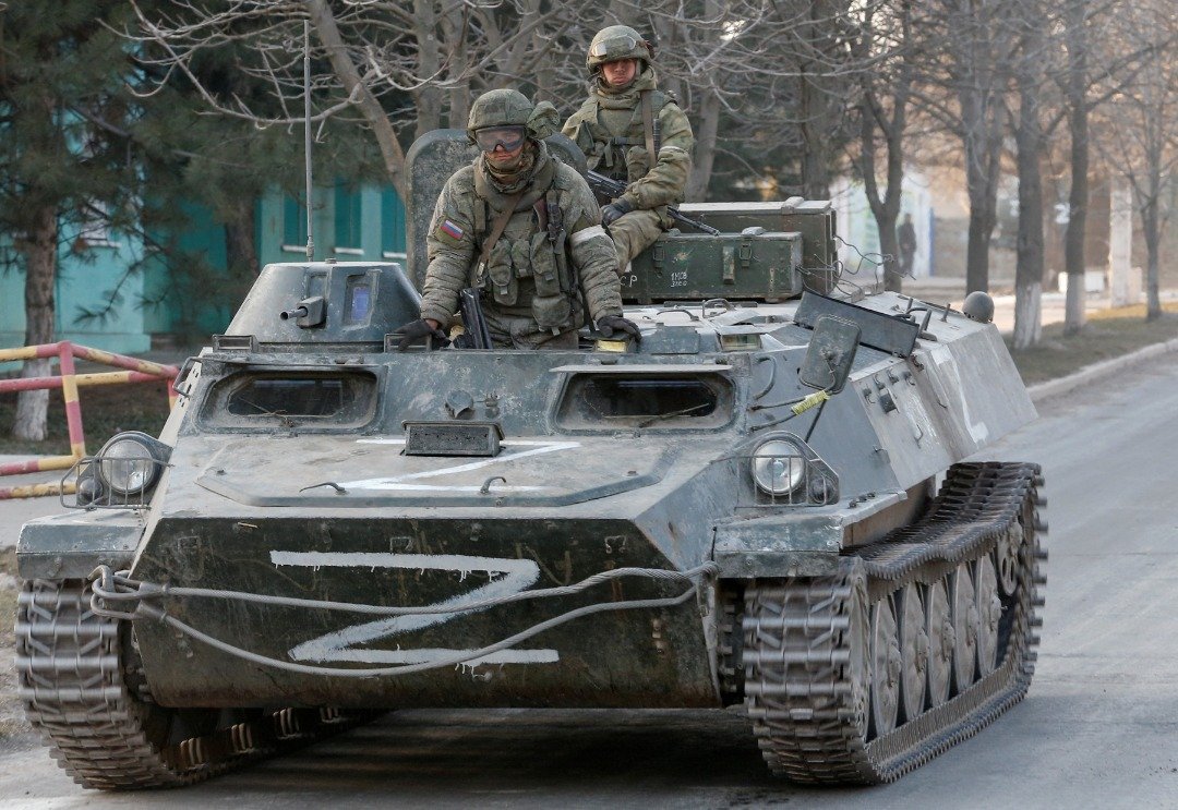 在乌克兰顿涅茨克地区，亲俄军队的现役人员上周五站在一辆侧面涂有“Z“ 符号的装甲车上。（图取自路透社）