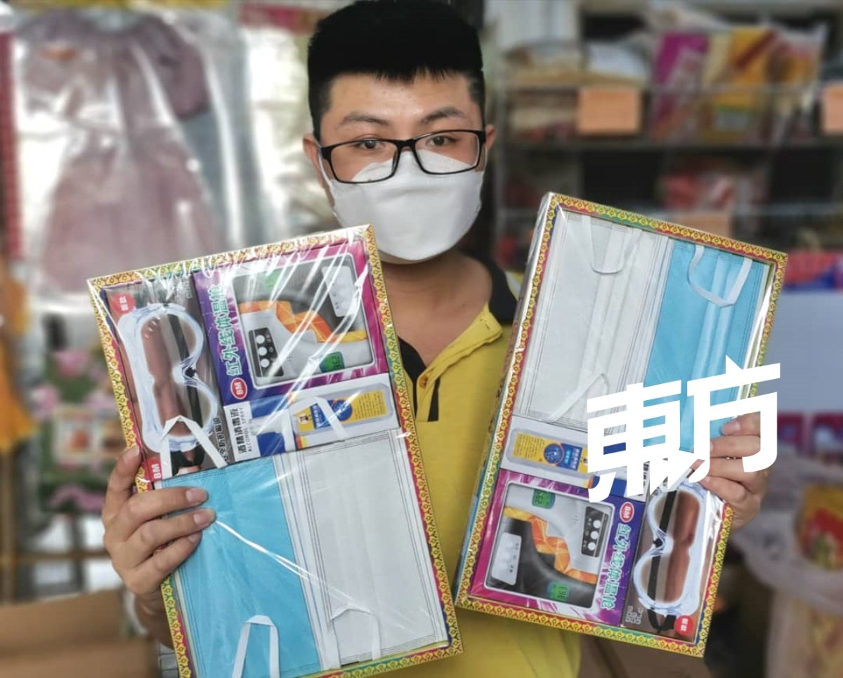 李伟强表示购买防疫配套纸扎品的顾客群以年轻人为主，他们相信先人在另一个世界也需要防疫。