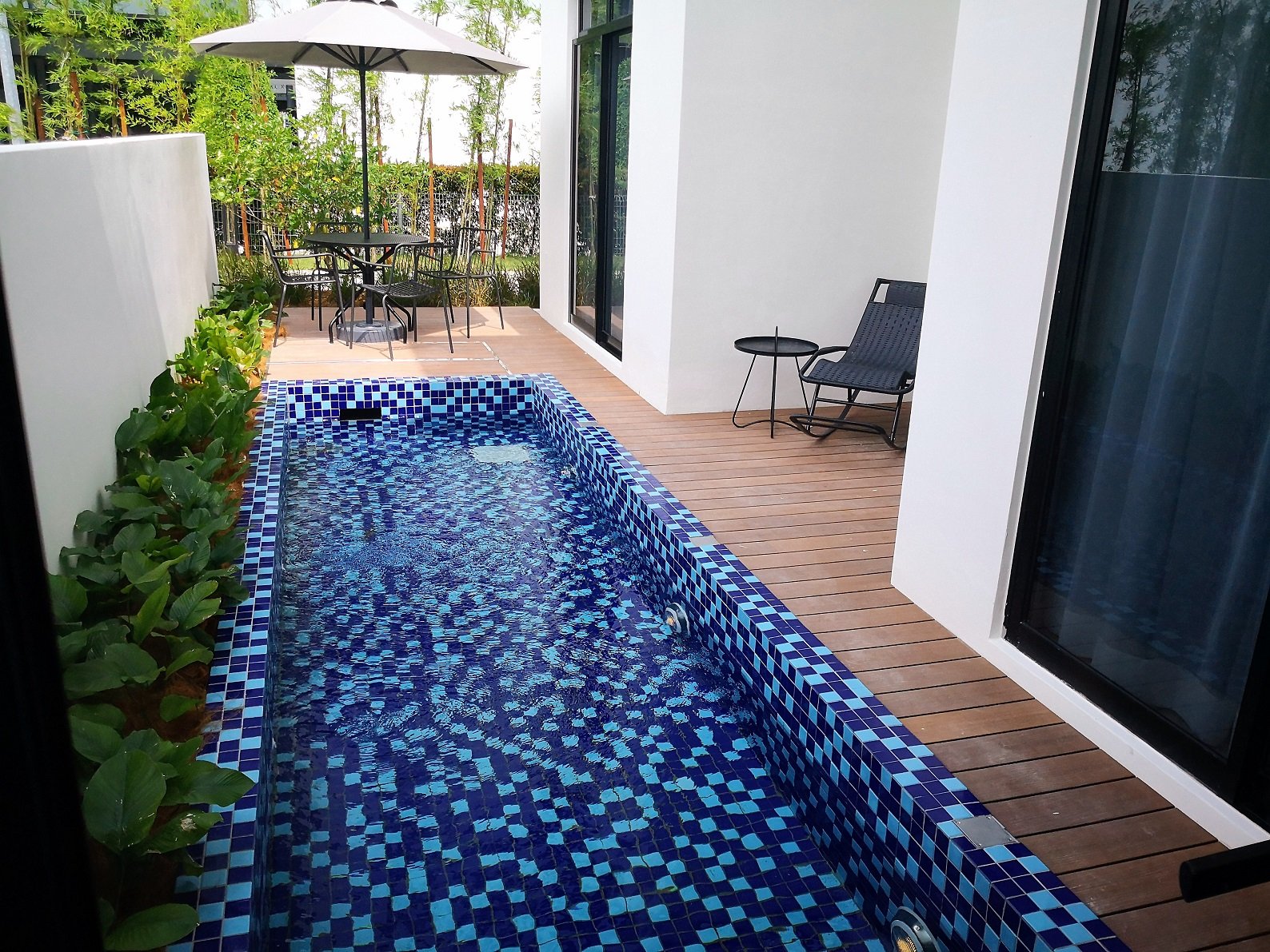 The Commune双层花园田字屋广阔的空间足够让庭院设计一座迷你泳池。